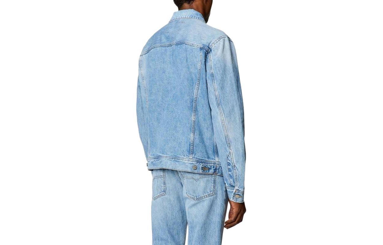 Lookbook 디젤 SS24 오벌-D 블루 슬림핏 긴팔 재킷. A0388509I2901