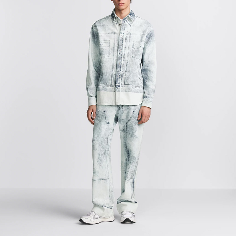 Lookbook DIOR Jeans Denim Biru Flared dengan Desain Print Workwear. 383D010H379-XC585