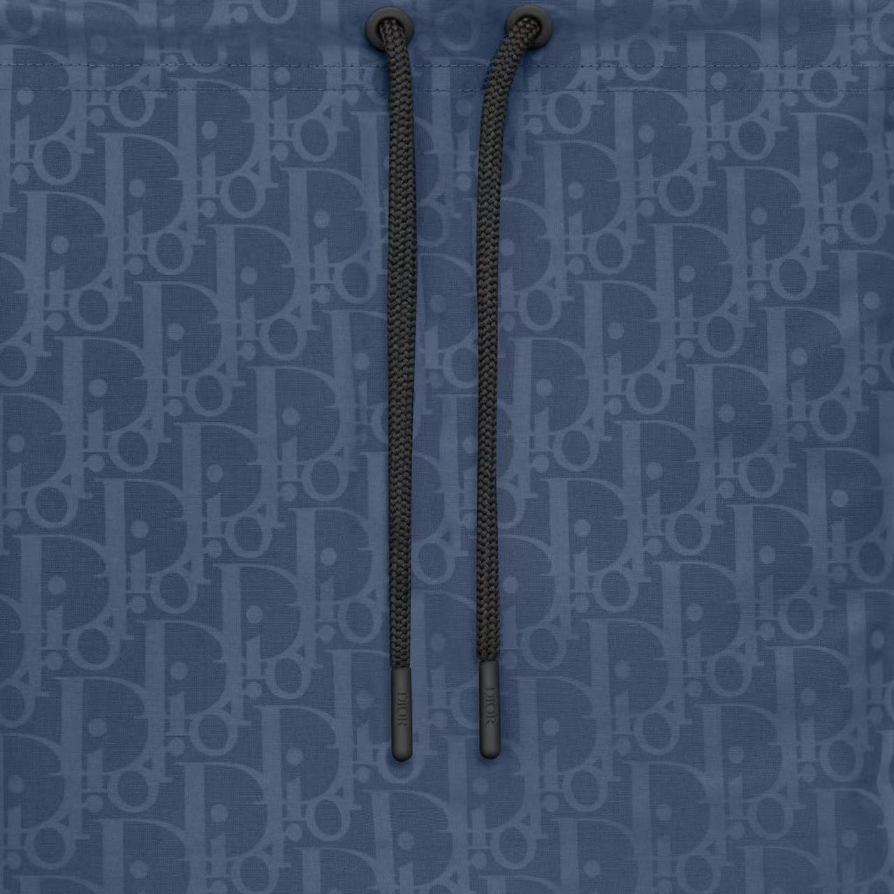 Shop DIOR Celana Pendek Biru Mid-Waist dengan Logo Cetak di Seluruhnya. 293B102AB041-C531