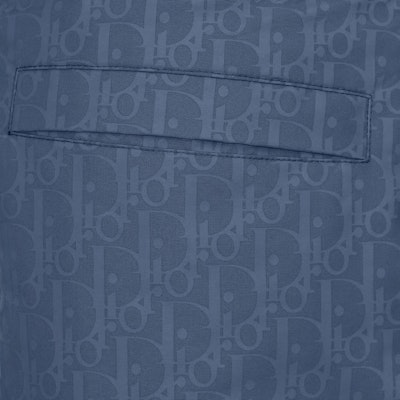 DIOR Celana Pendek Biru Mid-Waist dengan Logo Cetak di Seluruhnya. 293B102AB041-C531 Purchase DIOR Celana Pendek Biru Mid-Waist dengan Logo Cetak di Seluruhnya. 293B102AB041-C531