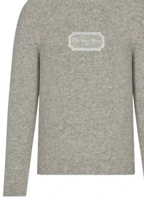DIOR Cashmere Sweater with Embroidered Christian Dior Couture Logo. 243M645AT474-C880 Sizing DIOR Cashmere Sweater with Embroidered Christian Dior Couture Logo. 243M645AT474-C880