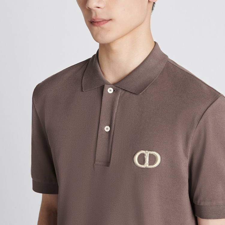 Sizing DIOR Baju Polo Coklat Potongan Lurus Logo Sulam. 013J800A0373-C771
