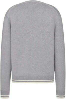 DIOR Kardigan Rajut Kelabu Berjalur Leher-V dengan Butang. 443M204AT879-C880 Lookbook DIOR Kardigan Rajut Kelabu Berjalur Leher-V dengan Butang. 443M204AT879-C880