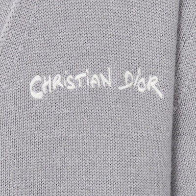 DIOR Kardigan Rajut Kelabu Berjalur Leher-V dengan Butang. 443M204AT879-C880 Sizing DIOR Kardigan Rajut Kelabu Berjalur Leher-V dengan Butang. 443M204AT879-C880