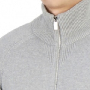 DIOR 高領灰色側條紋拉鍊休閒風針織毛衣 113M223AT187-C885 Lookbook DIOR 高領灰色側條紋拉鍊休閒風針織毛衣 113M223AT187-C885