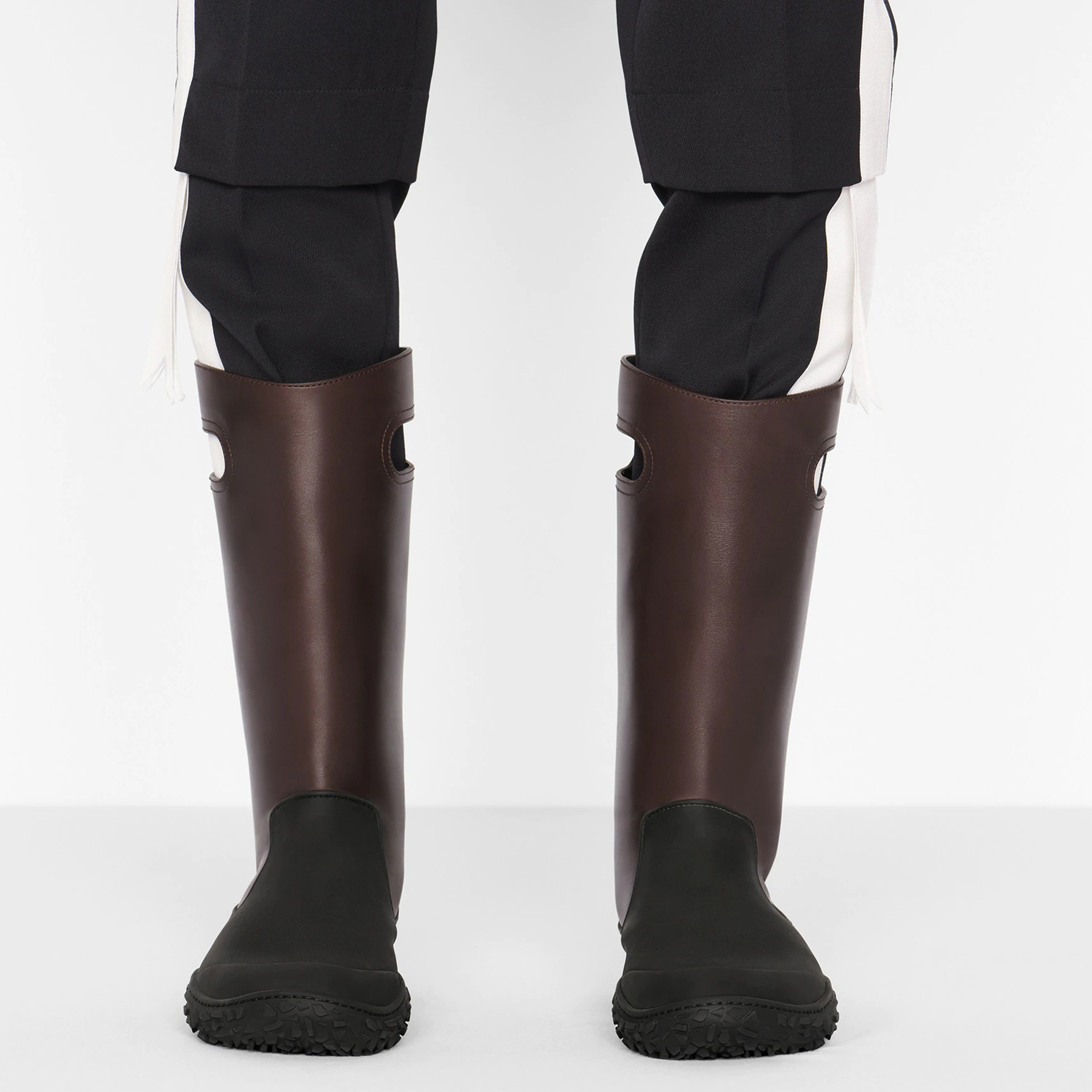 Details for Dior B28 Mid-Top 'Kulit Anak Sapi Cokelat Halus' 3BO263ZLB_H769