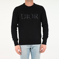 DIOR Sweater Wol Hitam Logo Bordir Crewneck Lengan Panjang. 143M657AT296-C985 Shop DIOR Sweater Wol Hitam Logo Bordir Crewneck Lengan Panjang. 143M657AT296-C985