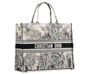 Dior Book Tote Toile de Jouy Carnivora 黑白款 Lookbook Dior Book Tote Toile de Jouy Carnivora 黑白款