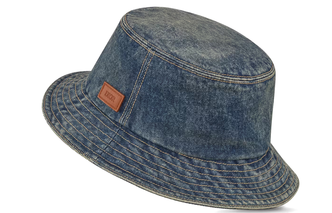 Shop DIOR Topi Baldi Kulit Timbul Tag Biru. 293C906R340X_C581