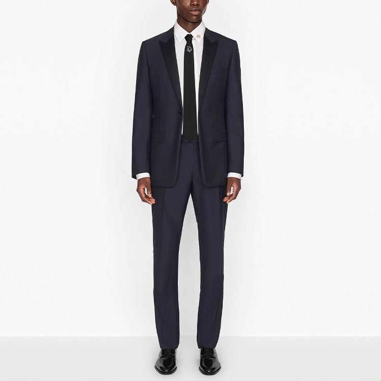 Lookbook Camisa Blanca Dior Essentials con Bordado de Abeja y Diseño de Botón Único. 013C501F1581-C080