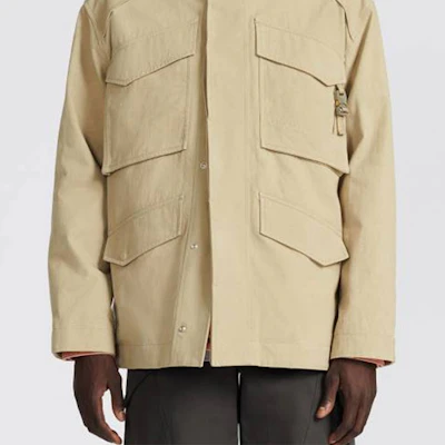 Chaqueta Beige con Múltiples Bolsillos y Cuello Alto DIOR FW22. 313C402A5673-C181 Sizing Chaqueta Beige con Múltiples Bolsillos y Cuello Alto DIOR FW22. 313C402A5673-C181