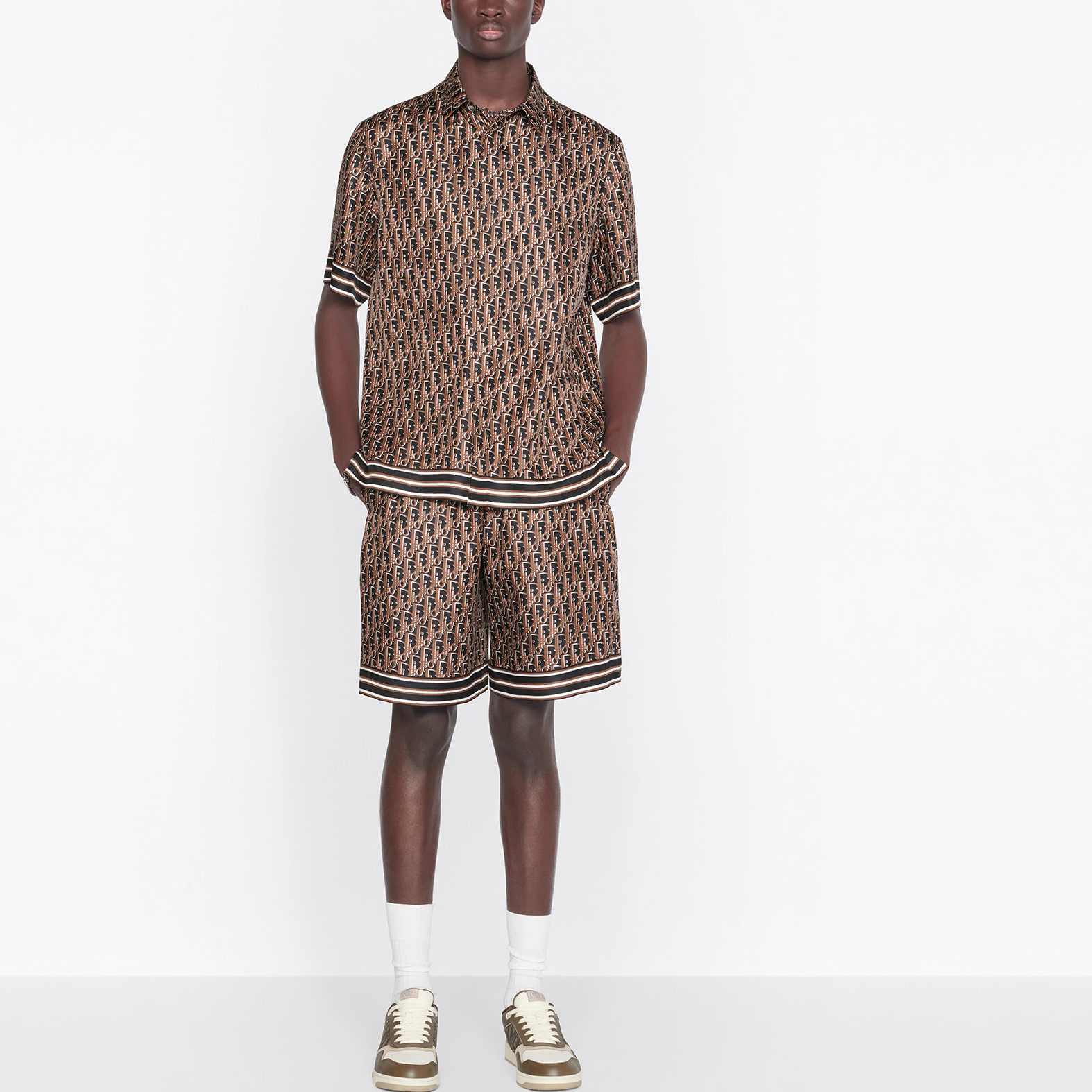 Shop DIOR FW22 ブラウン シルク ロゴ モノグラム カジュアルショーツ. 013C121A4751-C587