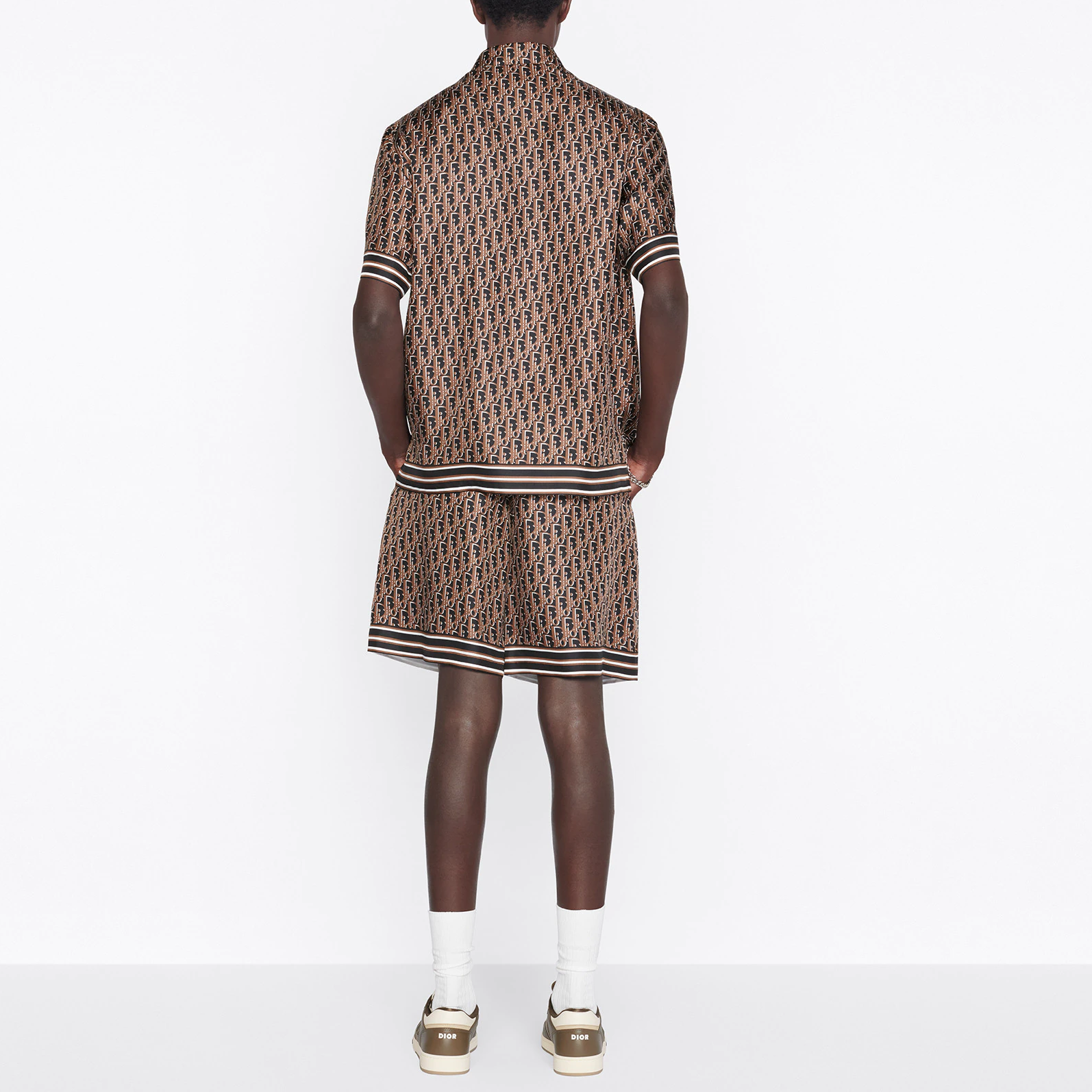 Purchase DIOR FW22 ブラウン シルク ロゴ モノグラム カジュアルショーツ. 013C121A4751-C587