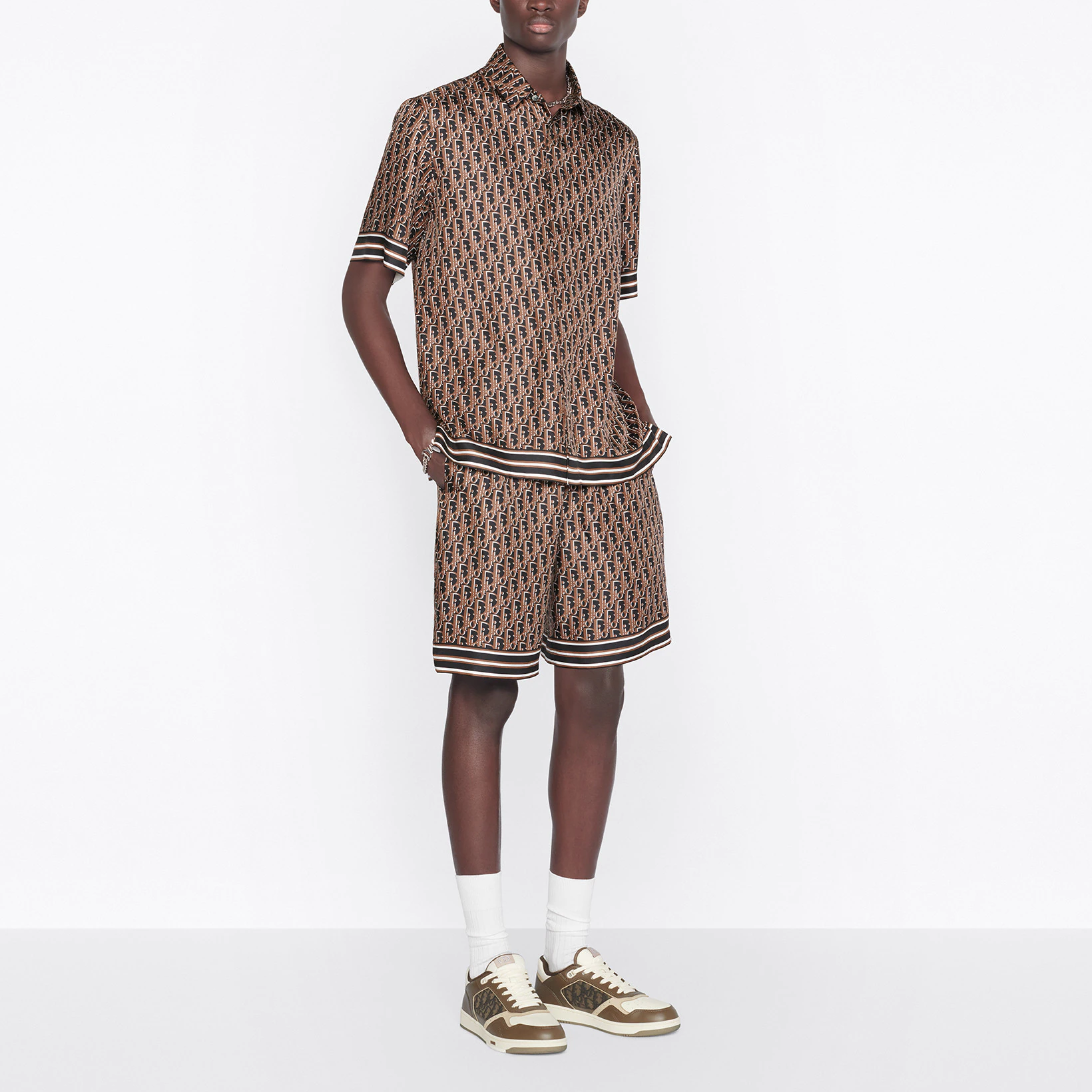 Details for DIOR FW22 ブラウン シルク ロゴ モノグラム カジュアルショーツ. 013C121A4751-C587