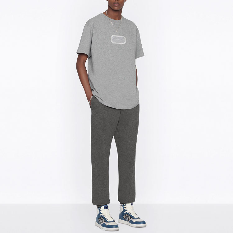 Shop DIOR FW22 灰色標誌短袖圓領T恤。 243J685B0554-C880