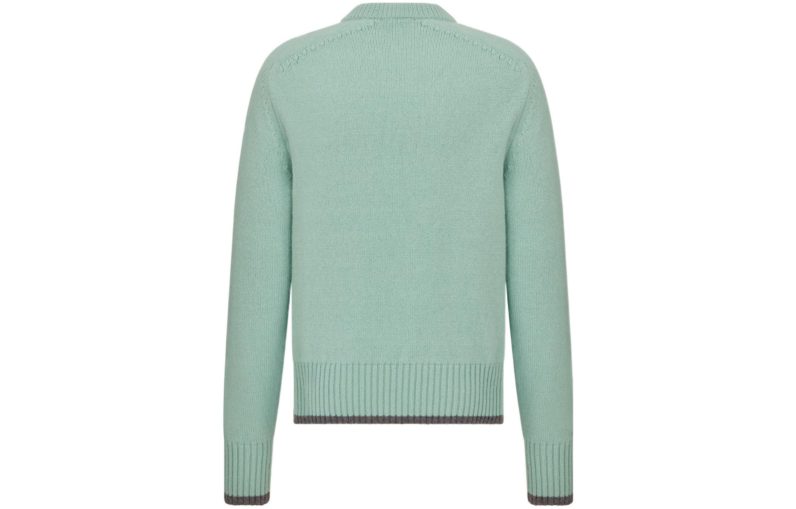 Lookbook DIOR FW22 Sweater Crewneck Hijau Muda dengan Bordir Logo. 213M640AT298-C688