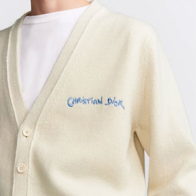 DIOR FW24 Beige Cardigan Rajut V-Neck Logo Bordir Kancing Depan 443M204AT879-C085 Sizing DIOR FW24 Beige Cardigan Rajut V-Neck Logo Bordir Kancing Depan 443M204AT879-C085