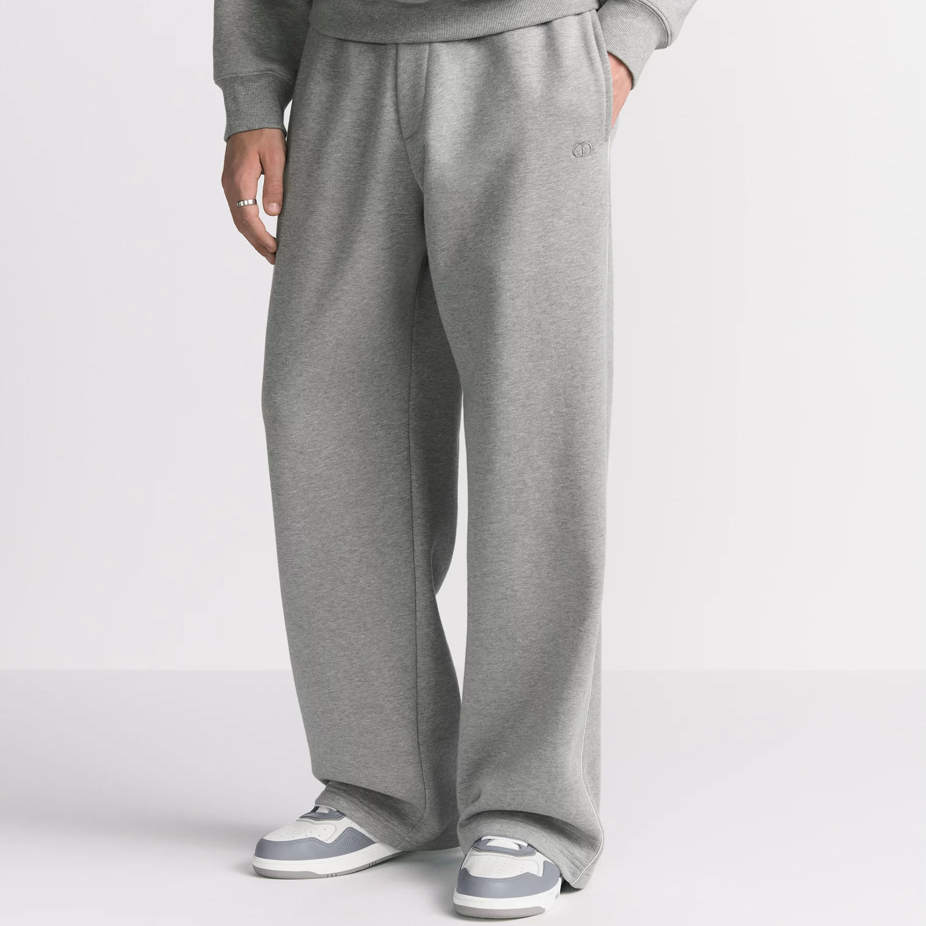 Shop DIOR FW24 Pantalones Jogger de Algodón Gris con Logo Bordado. 513J132A0531-C878