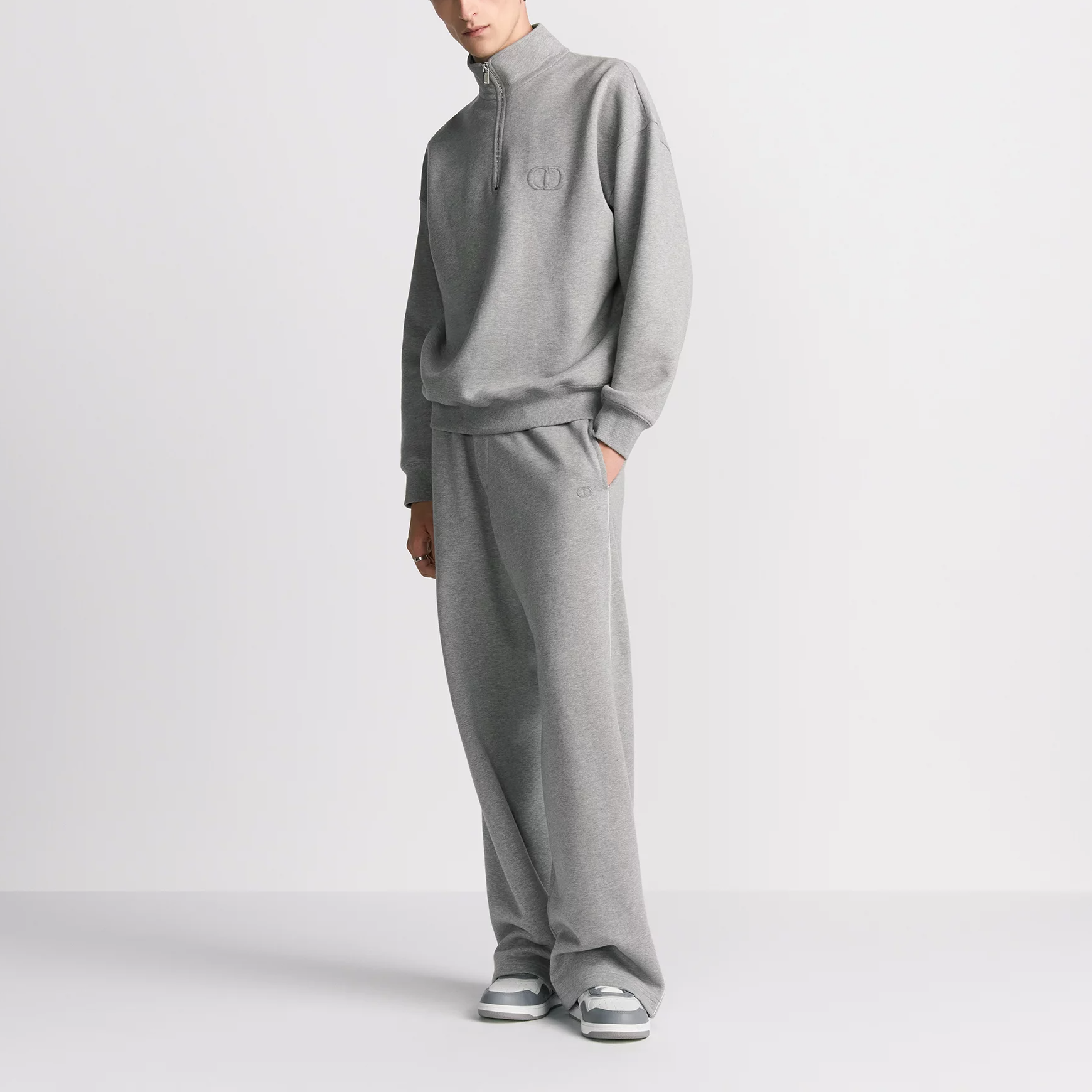 Details for DIOR FW24 Pantalones Jogger de Algodón Gris con Logo Bordado. 513J132A0531-C878