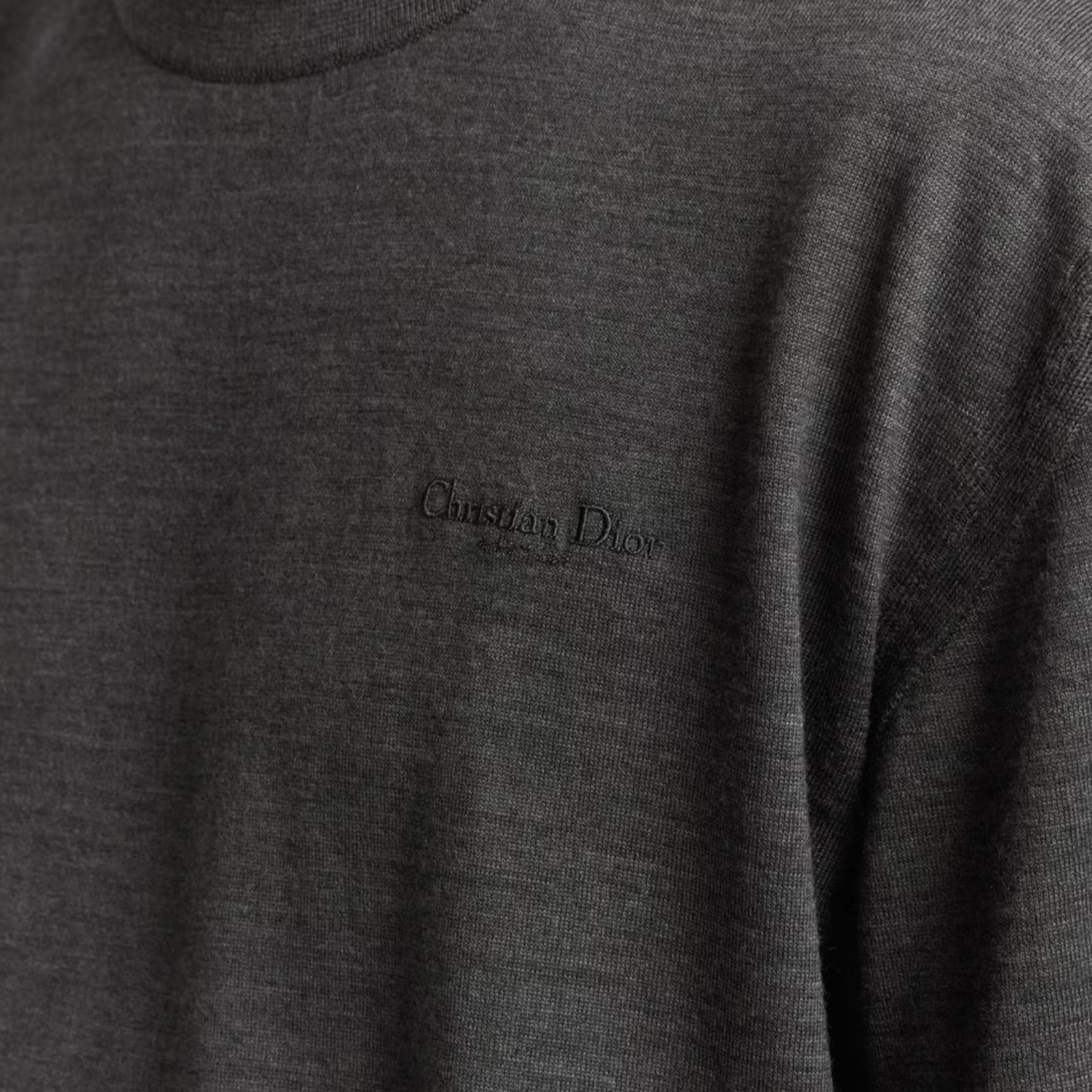 Sizing 디올 FW24 그레이 크루넥 티셔츠 - 로고 자수 및 솔리드 컬러. 493M600AT859-C888