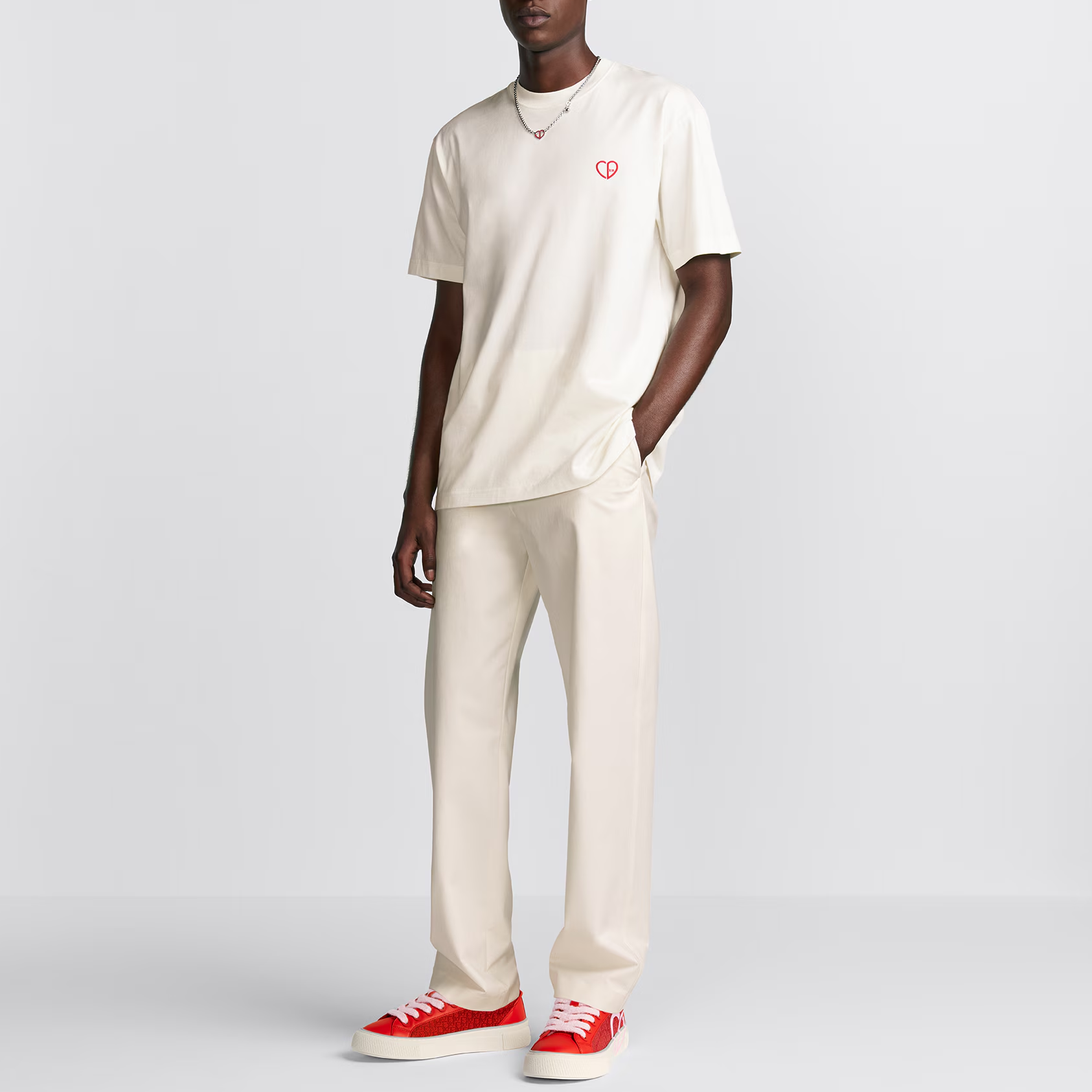 Shop DIOR FW24 心形Logo刺繡寬鬆版型男款白色T恤 493J696E0677-C083