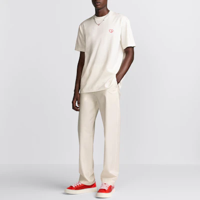 DIOR FW24 心形Logo刺繡寬鬆版型男款白色T恤 493J696E0677-C083 Shop DIOR FW24 心形Logo刺繡寬鬆版型男款白色T恤 493J696E0677-C083