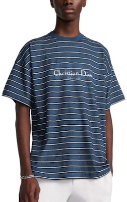 디올 FW24 스트라이프 로고 프린트 루즈핏 크루넥 티셔츠 블루 493J671B0938-C580 Shop 디올 FW24 스트라이프 로고 프린트 루즈핏 크루넥 티셔츠 블루 493J671B0938-C580