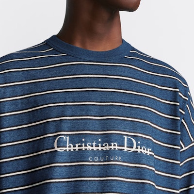 디올 FW24 스트라이프 로고 프린트 루즈핏 크루넥 티셔츠 블루 493J671B0938-C580 Details for 디올 FW24 스트라이프 로고 프린트 루즈핏 크루넥 티셔츠 블루 493J671B0938-C580
