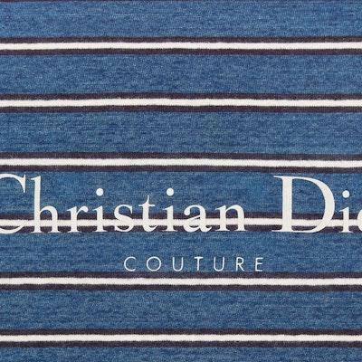 디올 FW24 스트라이프 로고 프린트 루즈핏 크루넥 티셔츠 블루 493J671B0938-C580 Sizing 디올 FW24 스트라이프 로고 프린트 루즈핏 크루넥 티셔츠 블루 493J671B0938-C580