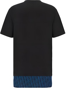 DIOR Baju-T Lengan Pendek Biru Navy dengan Cetakan Huruf Colorblock. 113J632A0677-C585 Lookbook DIOR Baju-T Lengan Pendek Biru Navy dengan Cetakan Huruf Colorblock. 113J632A0677-C585