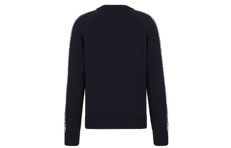 Lookbook Sweater Dior Biru Dongker dengan Pola Huruf di Sisi 113M638AT187-C585