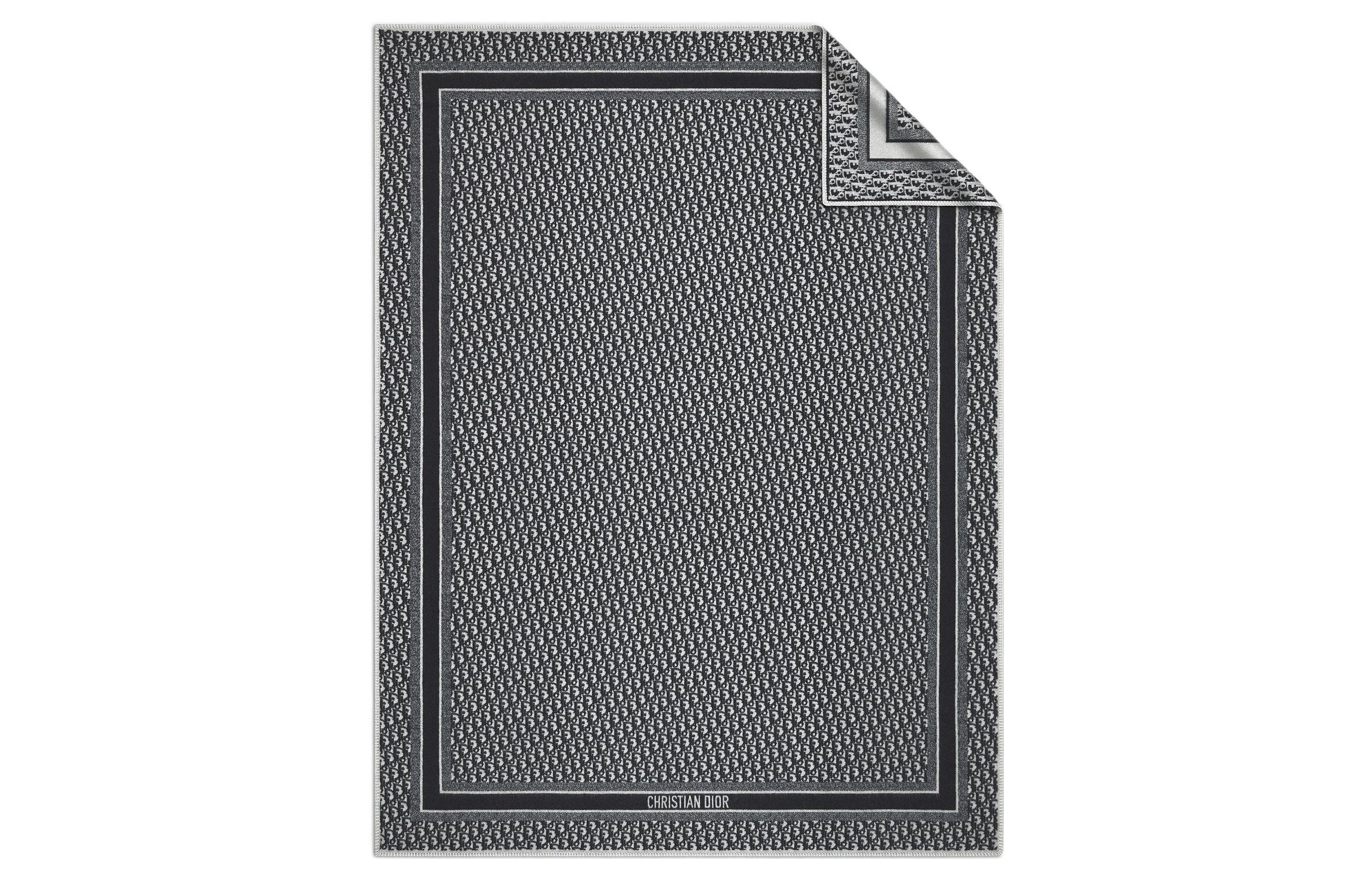 Lookbook 디올 오블리크 프린트 네이비 블루 캐시미어 실크 혼합 숄. 22DOB350I040-C540