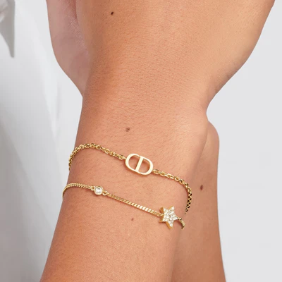 DIOR PETIT CD Gelang Logam Emas Unisex Desain Pasangan. B1133-D301 Lookbook DIOR PETIT CD Gelang Logam Emas Unisex Desain Pasangan. B1133-D301