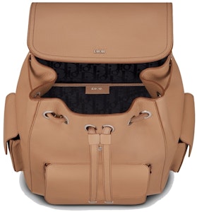 디올 새들 백팩 그레인드 송아지 가죽 브라운 Lookbook 디올 새들 백팩 그레인드 송아지 가죽 브라운