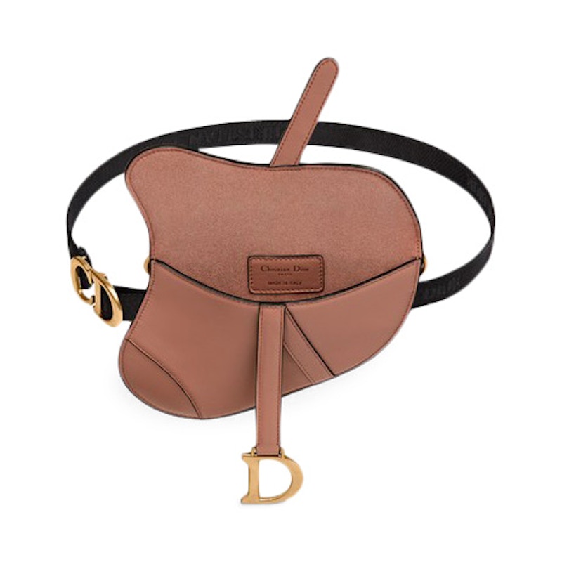 Lookbook 디올 새들 벨트 백 블러쉬 송아지 가죽 (Dior Saddle Belt Bag Blush 송아지 가죽) 
