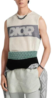 DIOR Tank Top Pria Putih Tanpa Lengan Loose Fit. 393M650AT562C088 Shop DIOR Tank Top Pria Putih Tanpa Lengan Loose Fit. 393M650AT562C088