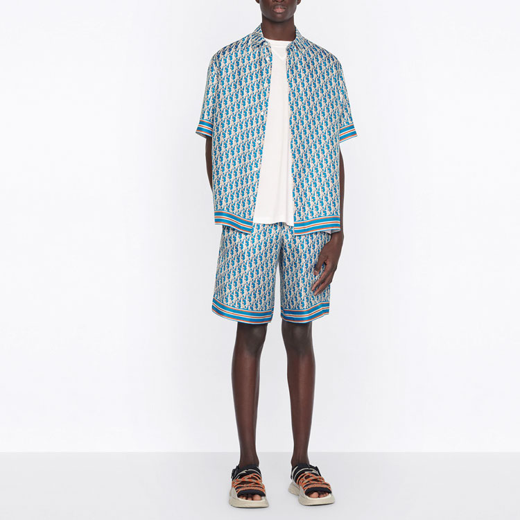 Shop 디올 SS22 블루 로고 프린트 스트레이트 핏 캐주얼 팬츠. 013C121A4751-C582