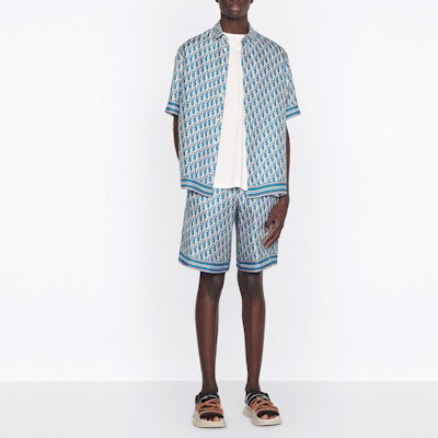 디올 SS22 블루 로고 프린트 스트레이트 핏 캐주얼 팬츠. 013C121A4751-C582 Shop 디올 SS22 블루 로고 프린트 스트레이트 핏 캐주얼 팬츠. 013C121A4751-C582