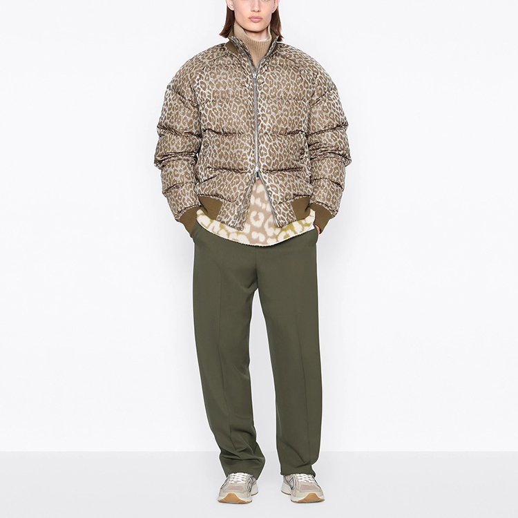 Shop DIOR SS22 레오파드 프린트 지퍼 퍼퍼 자켓 베이지 긴팔. 213C411A5492-C188