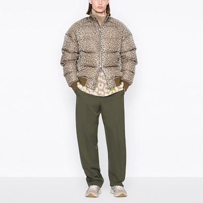 DIOR SS22 레오파드 프린트 지퍼 퍼퍼 자켓 베이지 긴팔. 213C411A5492-C188 Shop DIOR SS22 레오파드 프린트 지퍼 퍼퍼 자켓 베이지 긴팔. 213C411A5492-C188