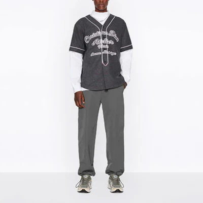 DIOR SS22 Abu-Abu Logo Bordir Kaos Gaya Baseball. 213J530A0663-C883 Shop DIOR SS22 Abu-Abu Logo Bordir Kaos Gaya Baseball. 213J530A0663-C883