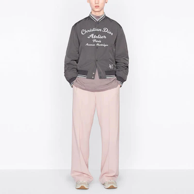 DIOR SS22 男款单排扣灰色满印夹克。 213C406A5457-C888 Shop DIOR SS22 男款单排扣灰色满印夹克。 213C406A5457-C888