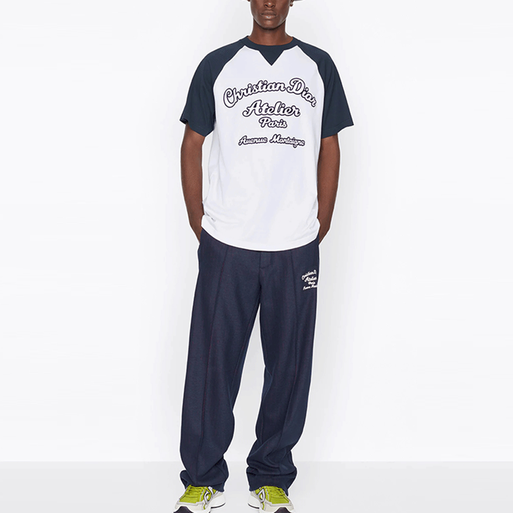 Shop ディオール SS22 ホワイト アルファベットプリント クルーネック リラックスフィット Tシャツ 213J635A0677-C085