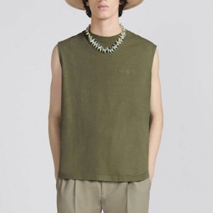 DIOR SS23 橄榄色无袖修身针织毛衣。 383J641A0817-C640 Shop DIOR SS23 橄榄色无袖修身针织毛衣。 383J641A0817-C640