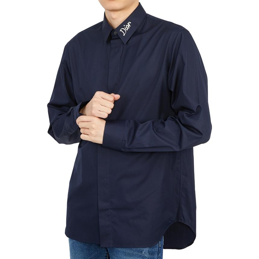 Lookbook Camisa de Manga Larga DIOR SS23 Azul Oscuro con Logo y Color Sólido. 293C522A1581-588
