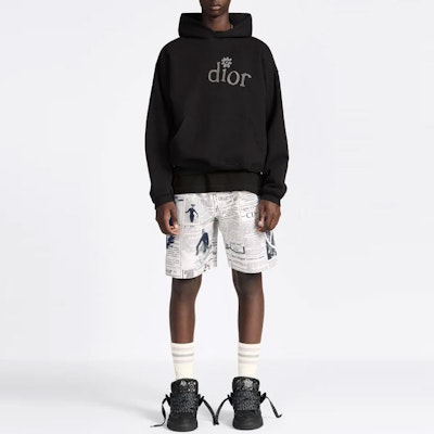 ディオール SS23 By Erl ブラックレタープリント フリースフーディー 313J653A0807-C988 Purchase ディオール SS23 By Erl ブラックレタープリント フリースフーディー 313J653A0807-C988