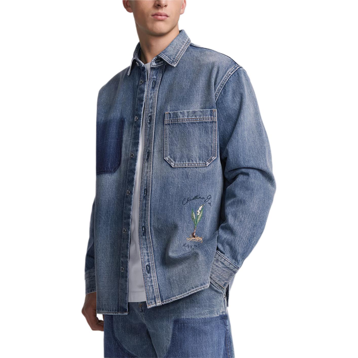 Shop DIOR SS24 藍色牛仔外套，百合刺繡設計及扣領。 493D587AY552-C588