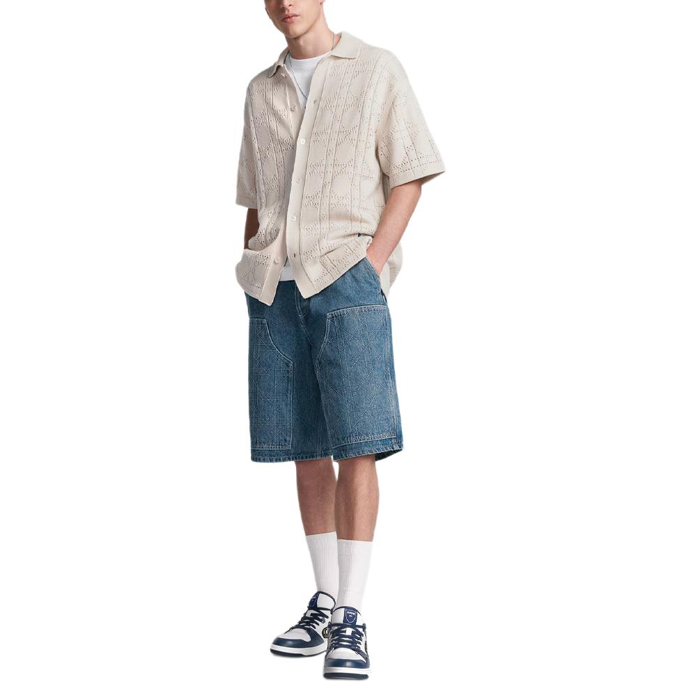 Lookbook DIOR SS24 藍色丹寧短褲，經典Cannage圖案與按鈕細節設計。 493D190A383X-C585