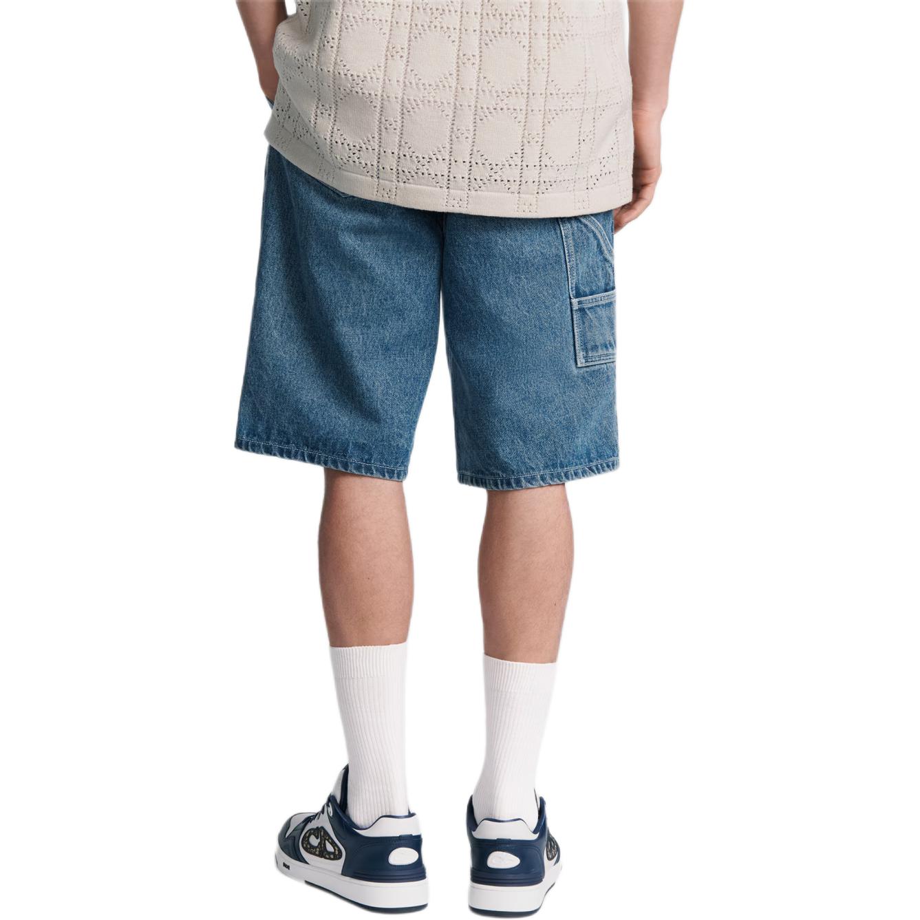 Shop DIOR SS24 藍色丹寧短褲，經典Cannage圖案與按鈕細節設計。 493D190A383X-C585