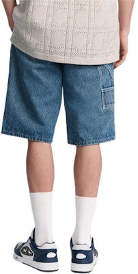 DIOR SS24 藍色丹寧短褲,經典Cannage圖案與按鈕細節設計。 493D190A383X-C585 Shop DIOR SS24 藍色丹寧短褲,經典Cannage圖案與按鈕細節設計。 493D190A383X-C585
